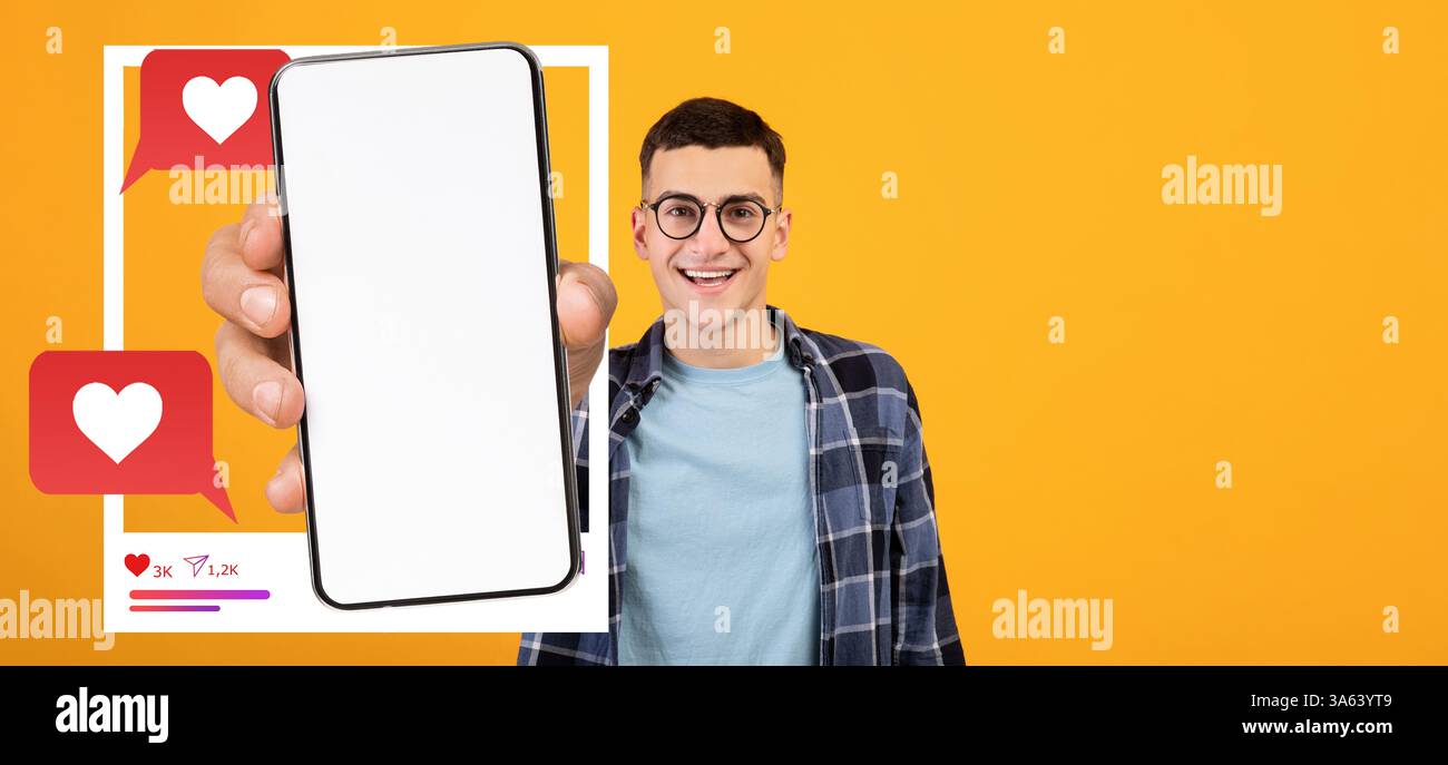 Influenceur engageant présentant un smartphone avec des fonctionnalités de chat et similaires Banque D'Images