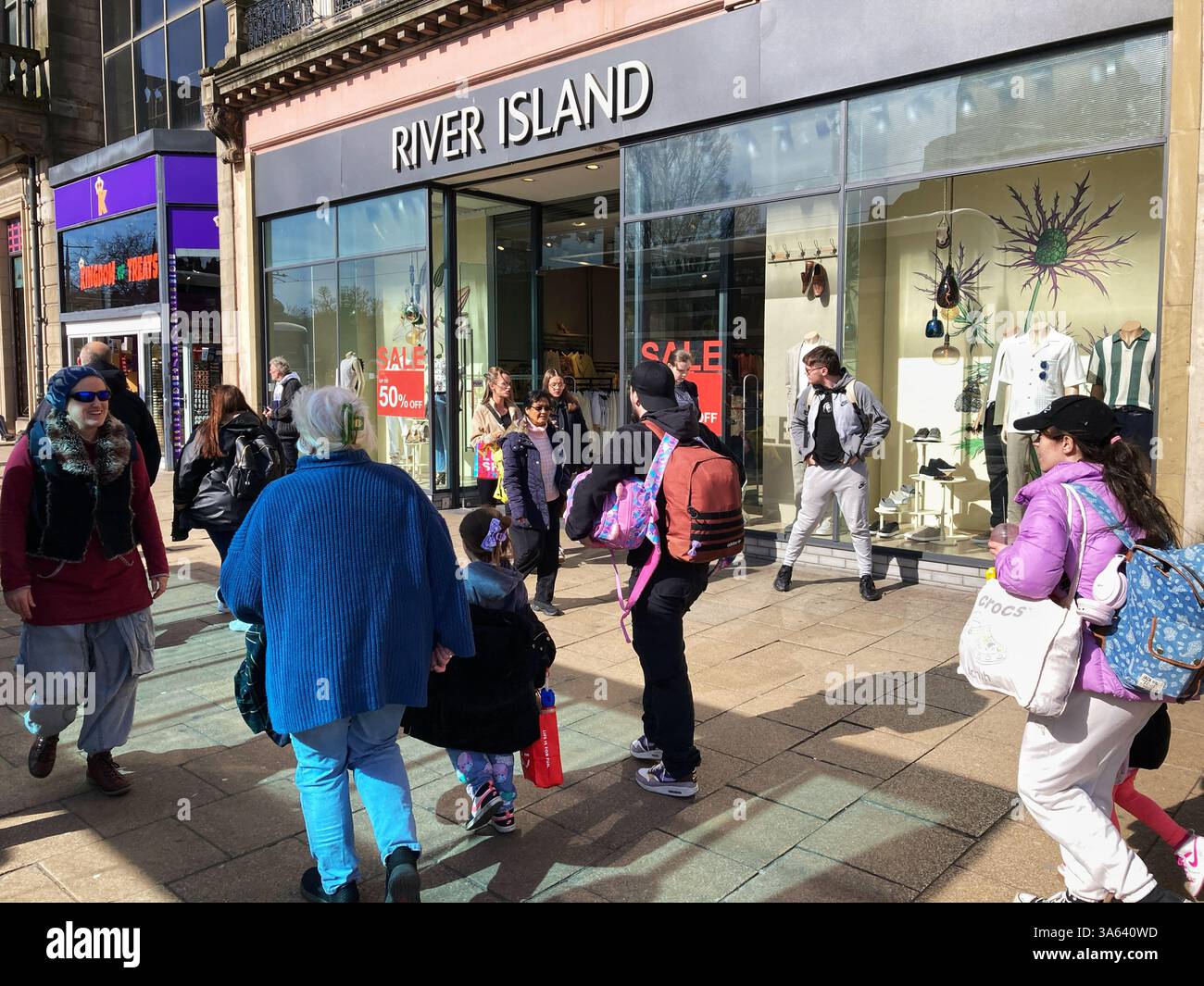 River Island mode, vêtements et textiles, Princes Street, Édimbourg Écosse, magasin fermant définitivement le vendredi 5 septembre 2025. - Image de stock capturée avec un smartphone