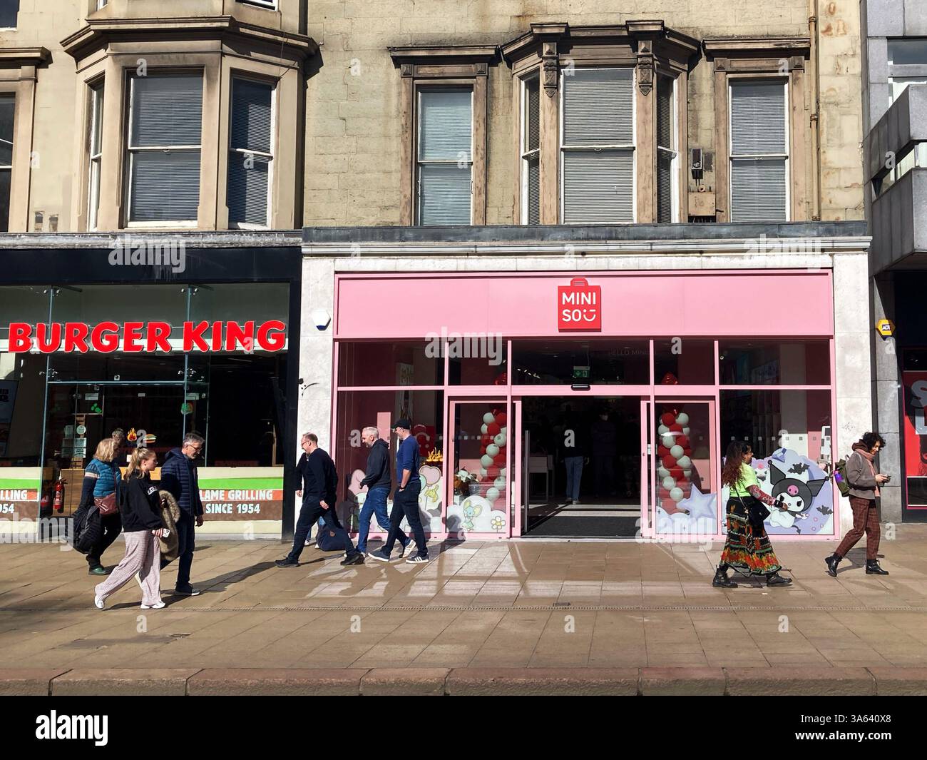 Situé sur Princes Street, le tout premier magasin MINISO d'Écosse, avec seulement 5 points de vente au Royaume-Uni - Image de stock capturée avec un smartphone