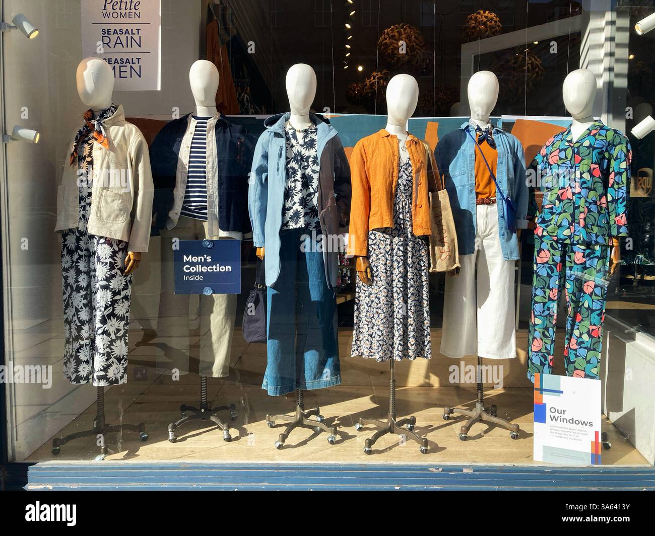 Vitrine de magasin Seasalt Cornwall, détaillant de vêtements, George Street, Édimbourg, Écosse - Image de stock capturée avec un smartphone