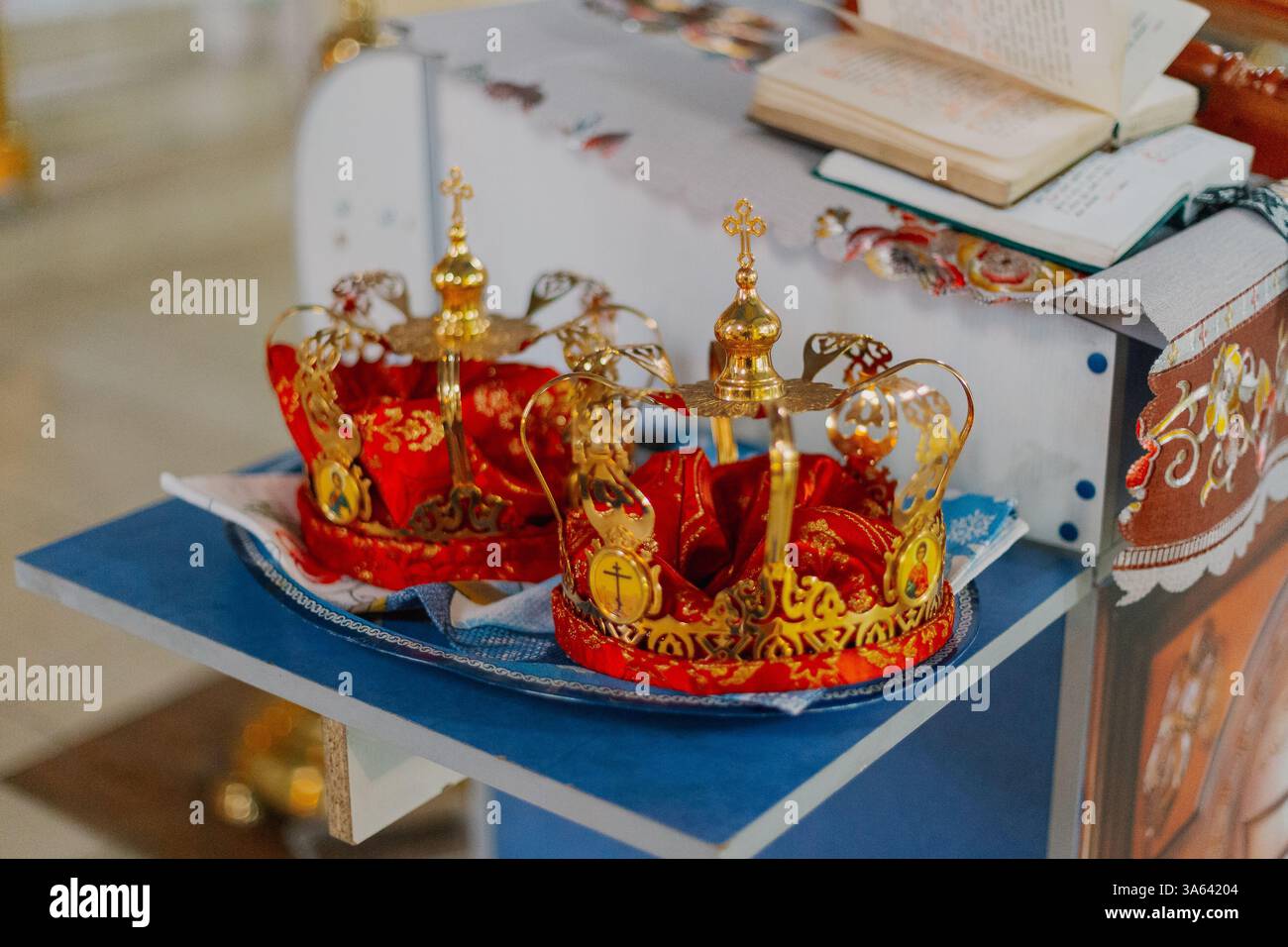 Couronnes de mariage. Couronnes de mariage décorées avec de l'or et des icônes dans l'église prête pour la cérémonie de mariage. gros plan. Divine Liturgie Banque D'Images