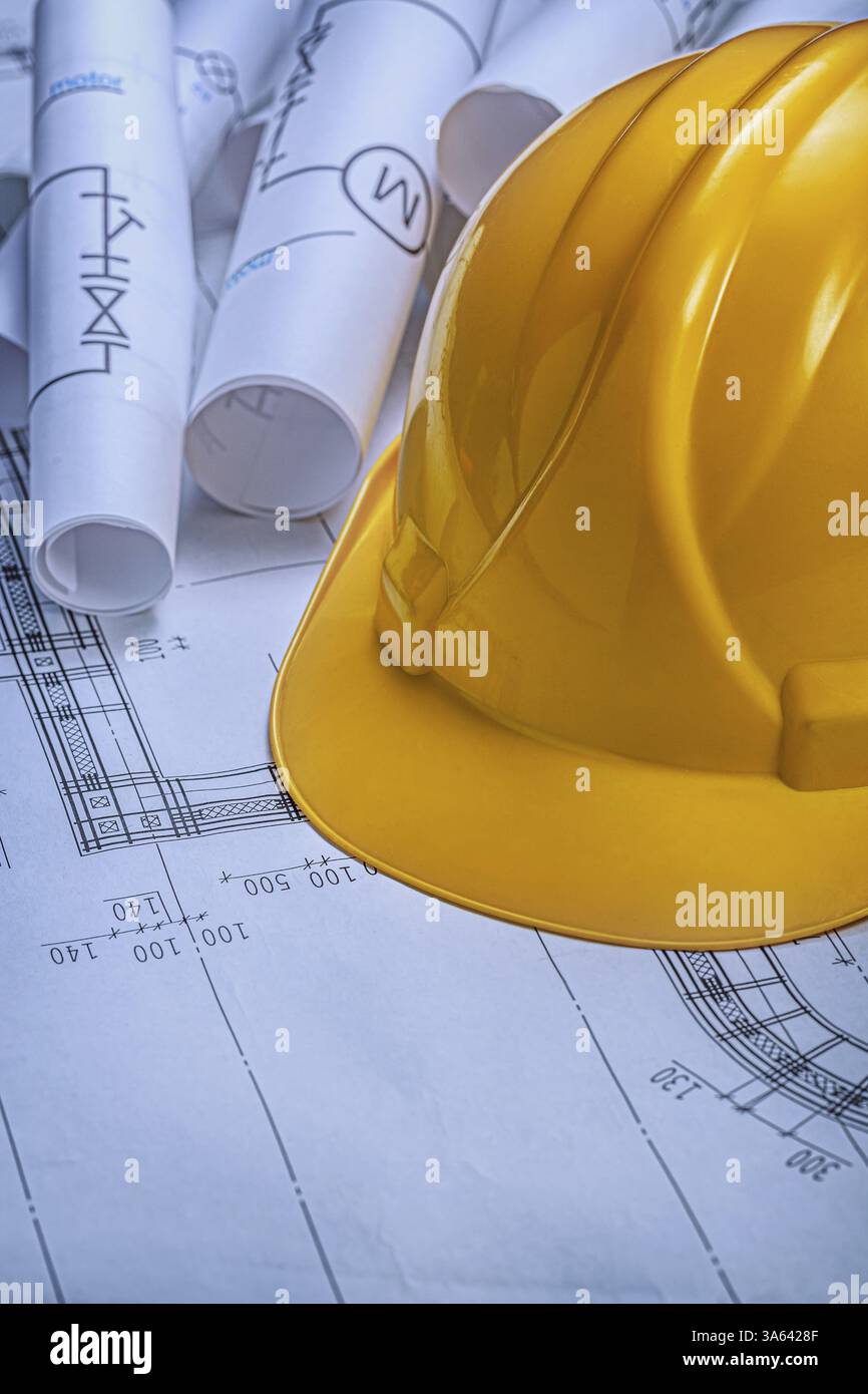 Construction Helmet et roulé Blueprints Banque D'Images
