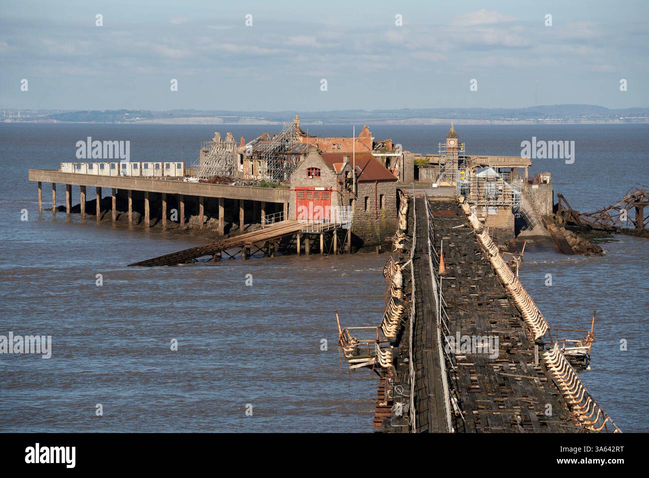 Birnbeck Pier à Weston-super-Mare par une journée claire ensoleillée à marée haute. Banque D'Images