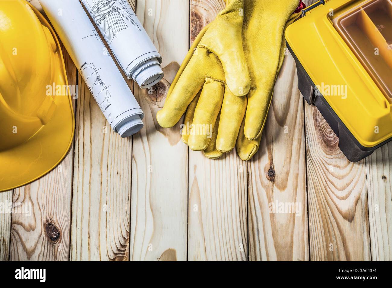 Blueprints gants de casque et boîte à outils sur bois Banque D'Images