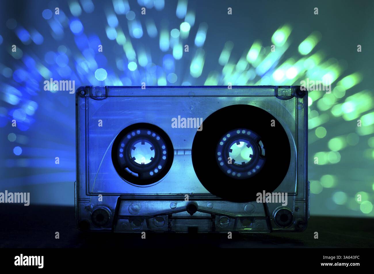 Cassette transparente et couleur bleu clair fond disco Banque D'Images