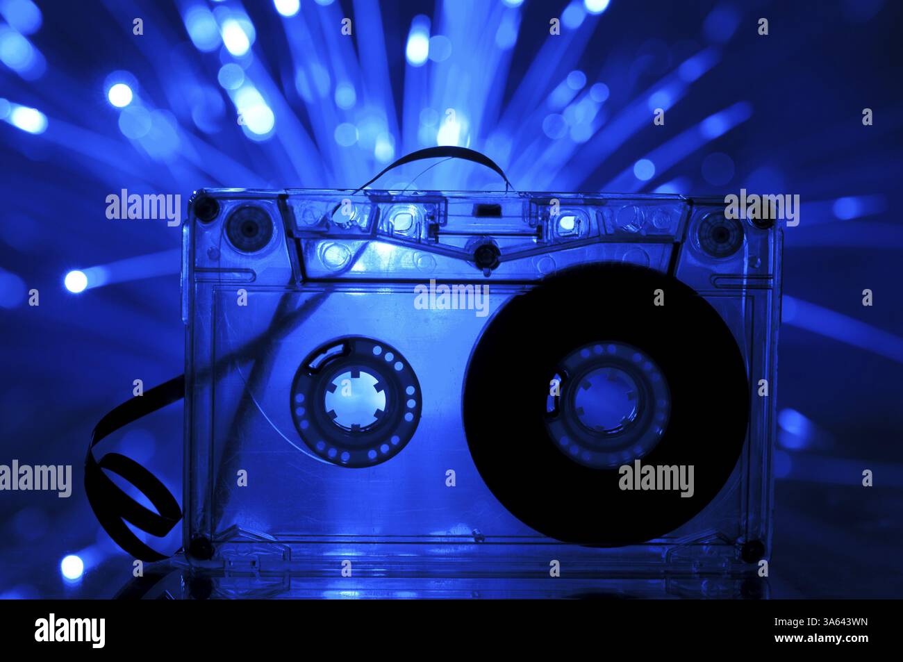 Cassette audio et lumières bleues sur fond multicolore Banque D'Images