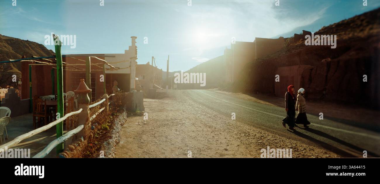 Vue panoramique de deux femmes marchant dans une ville, Boumalne Dadès, gorge du Dadès, Maroc Banque D'Images