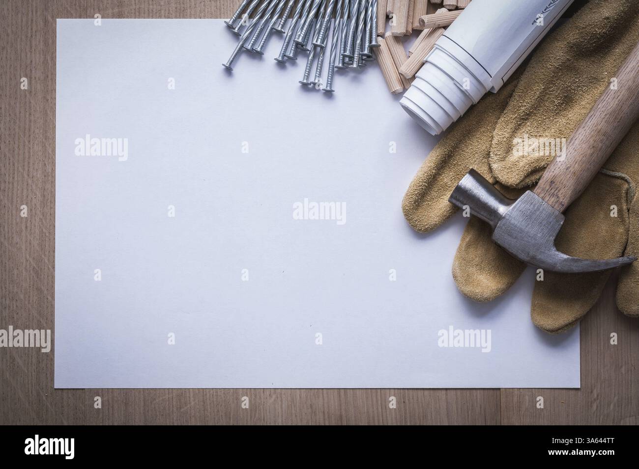 Blueprints feuille de clous en acier de papier griffe marteau chevilles en bois et gants de protection en cuir sur le concept de construction d'espace de copie de panneau de bois Banque D'Images