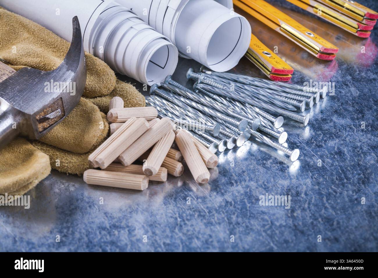Dessins de construction marteau gants de sécurité en bois mètre clous métalliques et chevilles sur le concept d'entretien de surface métallique rayée Banque D'Images