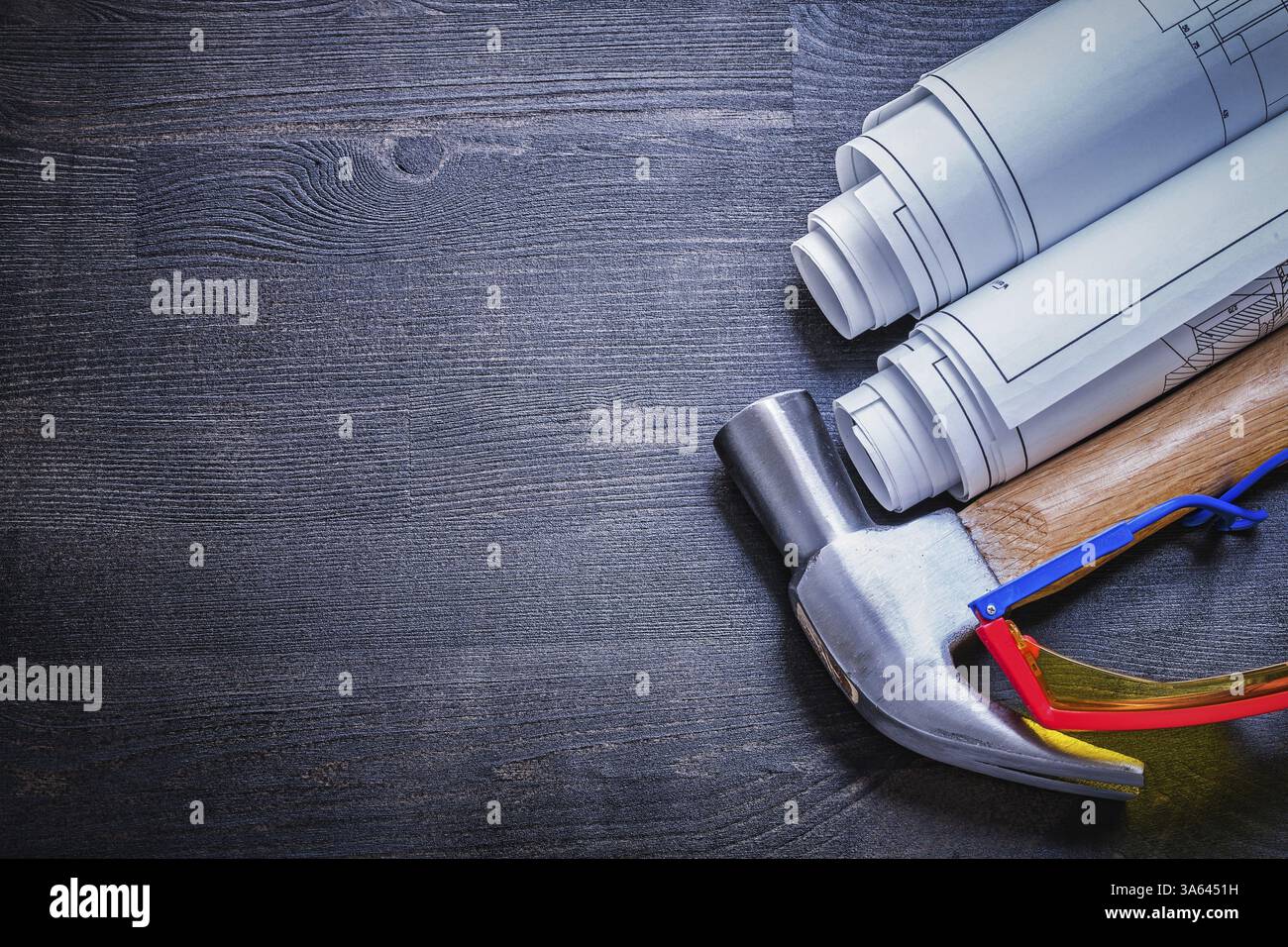 Copyspace Blueprints masques marteau sur planche de bois Banque D'Images