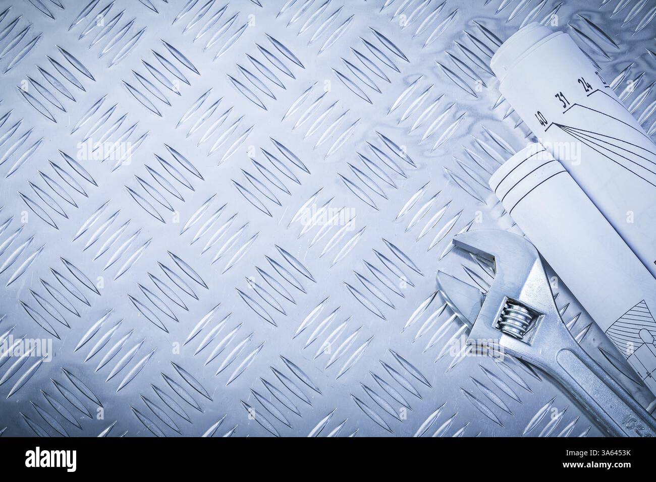 Clé réglable bleus roulés sur le concept de construction en tôle ondulée Banque D'Images