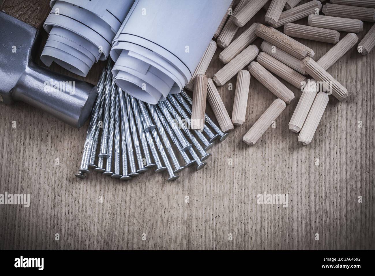 Pile de chevilles et de clous de construction de marteaux roulés Banque D'Images