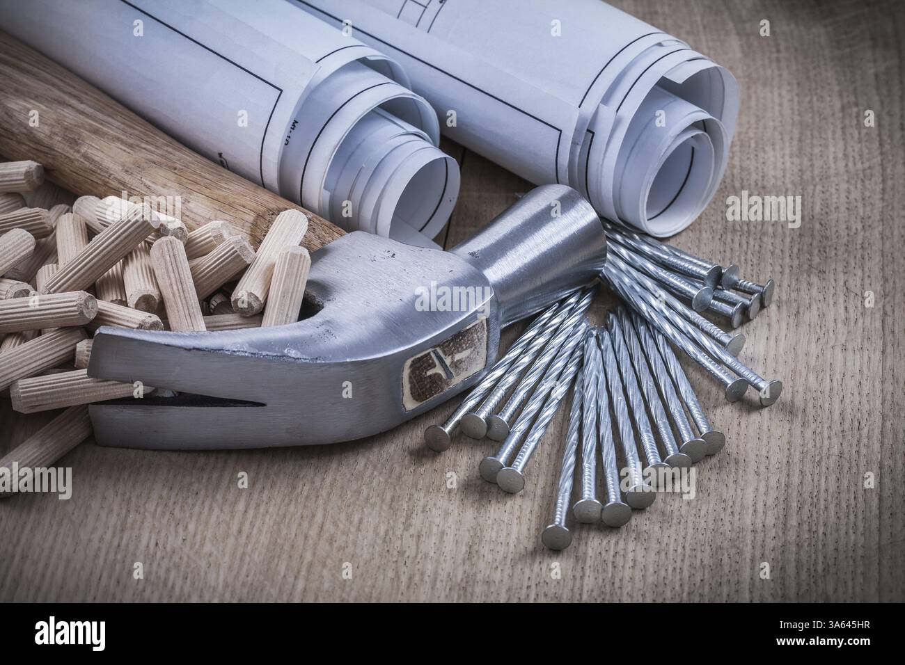 Plans de construction goupilles de marteau clous sur planche de bois vue de dessus Banque D'Images