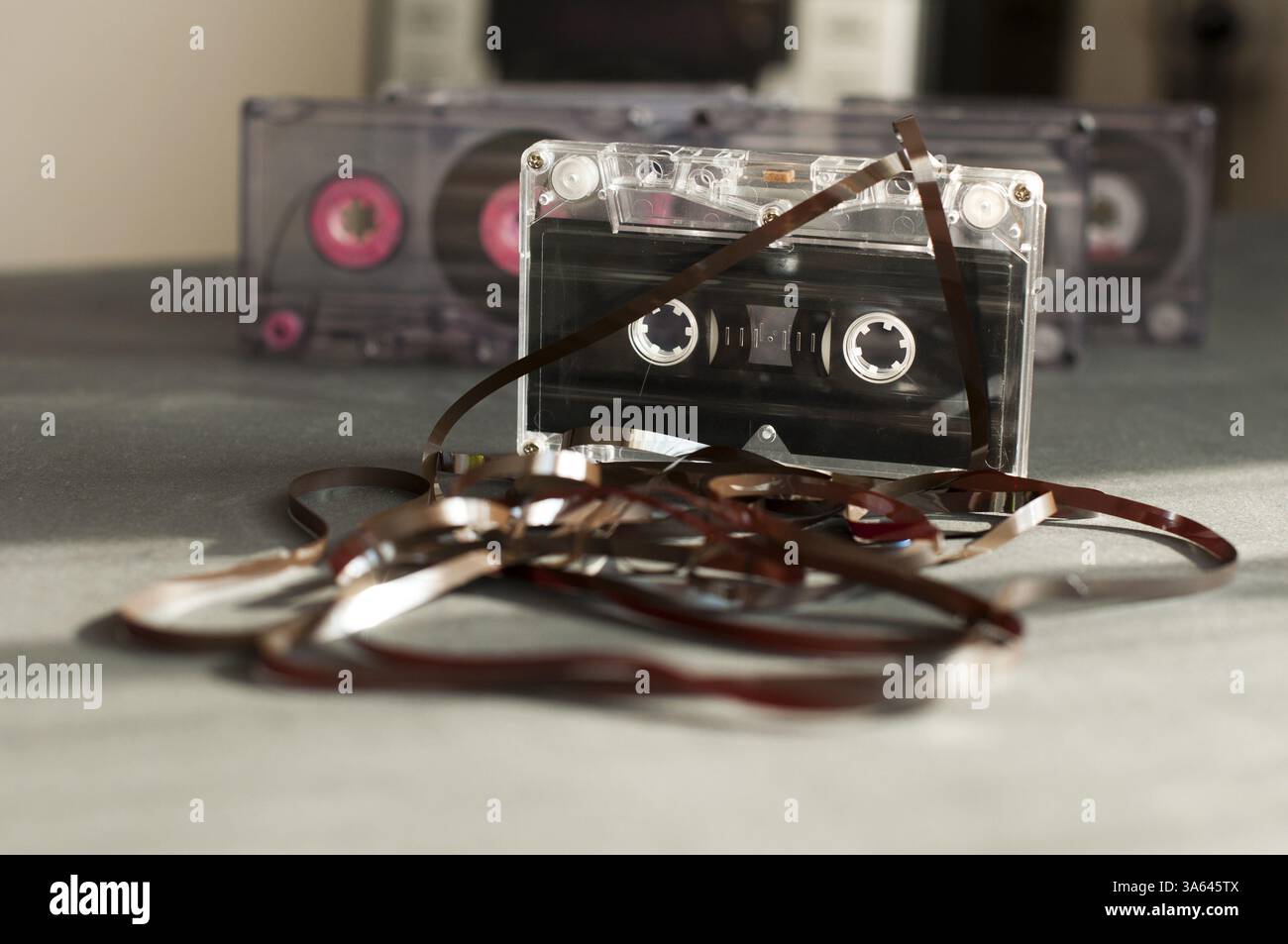 Une cassette audio avec soustrait la bande. Vieille cassette cassée Banque D'Images