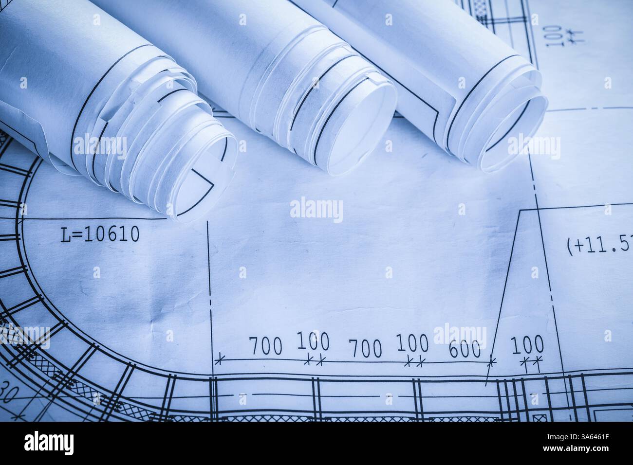Dessins de construction blancs enroulés sur la vue de dessus du plan Banque D'Images