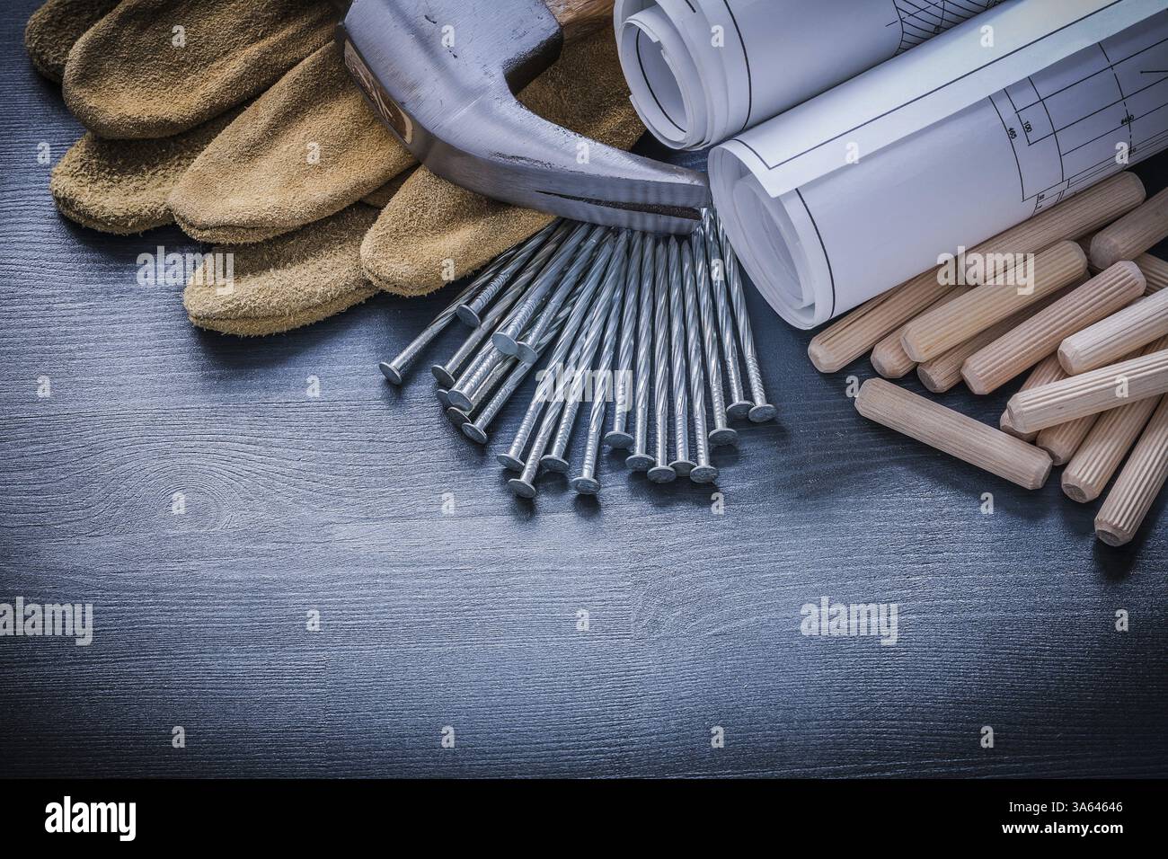 Gros plan chevilles marteau bleus clous gants Banque D'Images