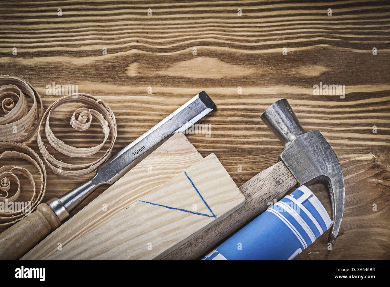 Bleu construction dessin marteau griffe ciseau ferme goujons en bois copeaux sur panneau de bois vintage Banque D'Images