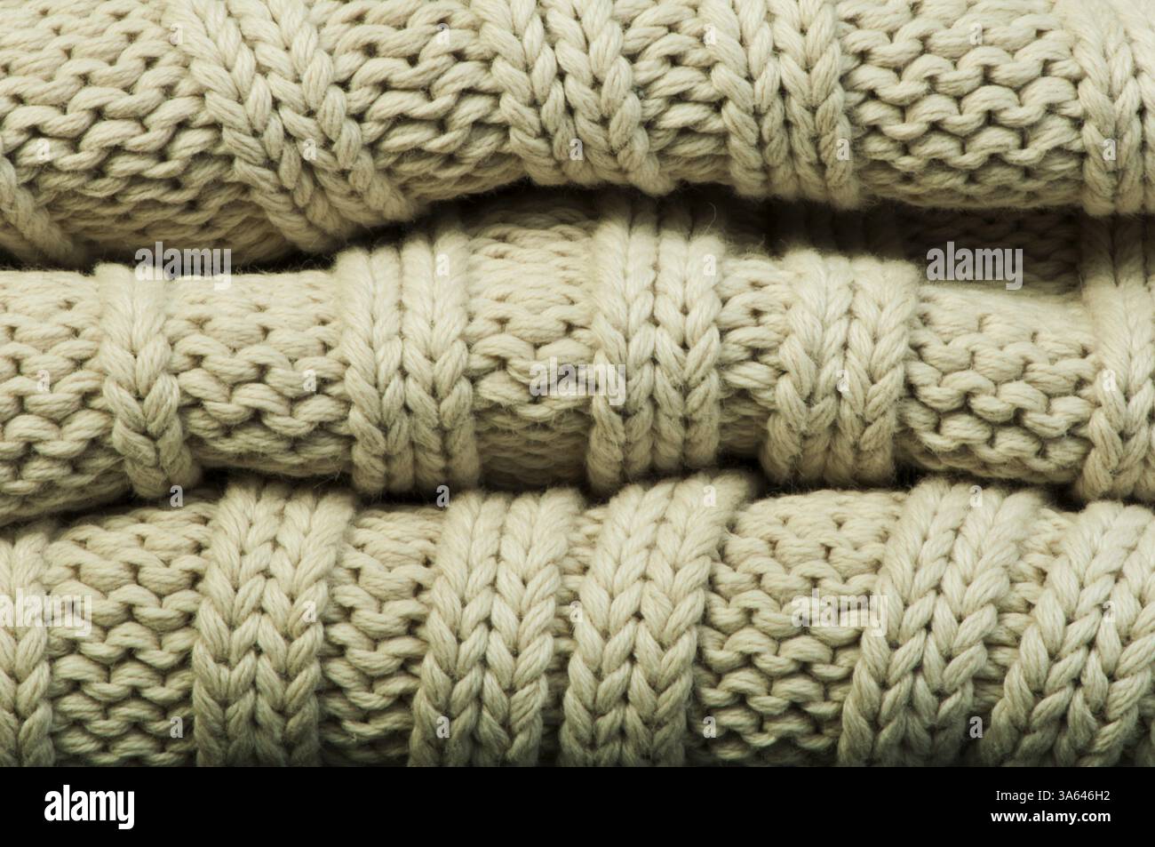 Vieux chandail tricoté arrière-plan. Couleur Beige. Studio shot Banque D'Images