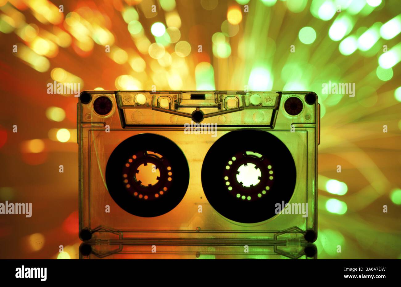 Cassette et multicolores sur fond vert jaune Banque D'Images