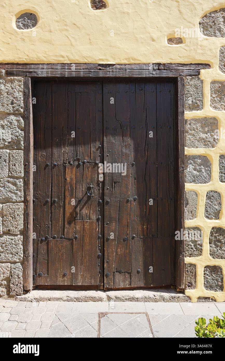 Vieille porte en bois dans le centre historique d'Agueimes, Gran Canaria, îles Canaries, Espagne, Europe Banque D'Images