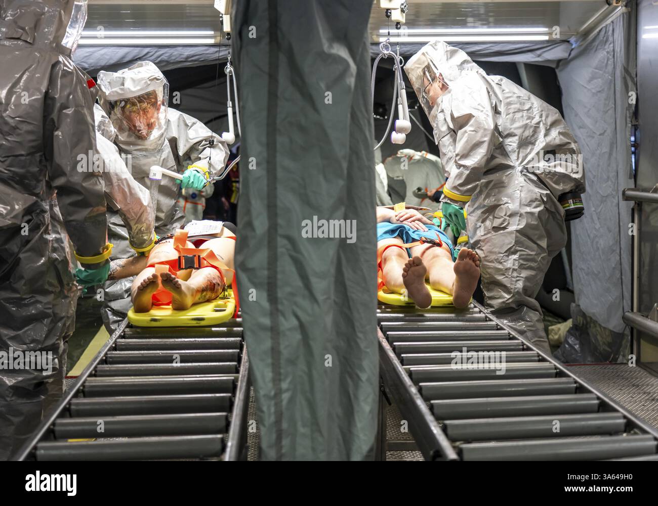 Décontamination des personnes blessées après un accident présumé impliquant des substances dangereuses, les pompiers et les organismes d'aide s'entraînent à mettre en place un Banque D'Images