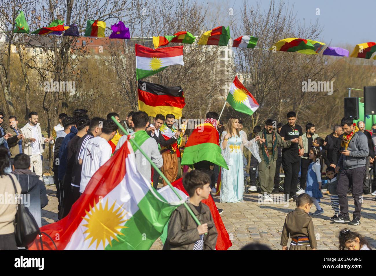 Le festival du nouvel an kurde Newroz, célébré le 21 mars, est né de l'esprit de résistance du peuple kurde et le symbolise encore Banque D'Images