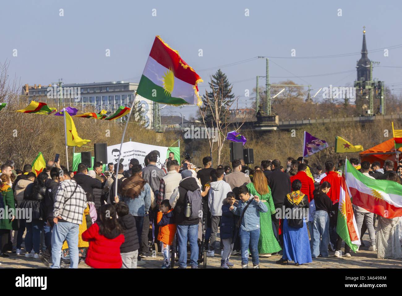 Le festival du nouvel an kurde Newroz, célébré le 21 mars, est né de l'esprit de résistance du peuple kurde et le symbolise encore Banque D'Images Le festival du nouvel an kurde Newroz, célébré le 21 mars, est né de l'esprit de résistance du peuple kurde et le symbolise encore Banque D'Images