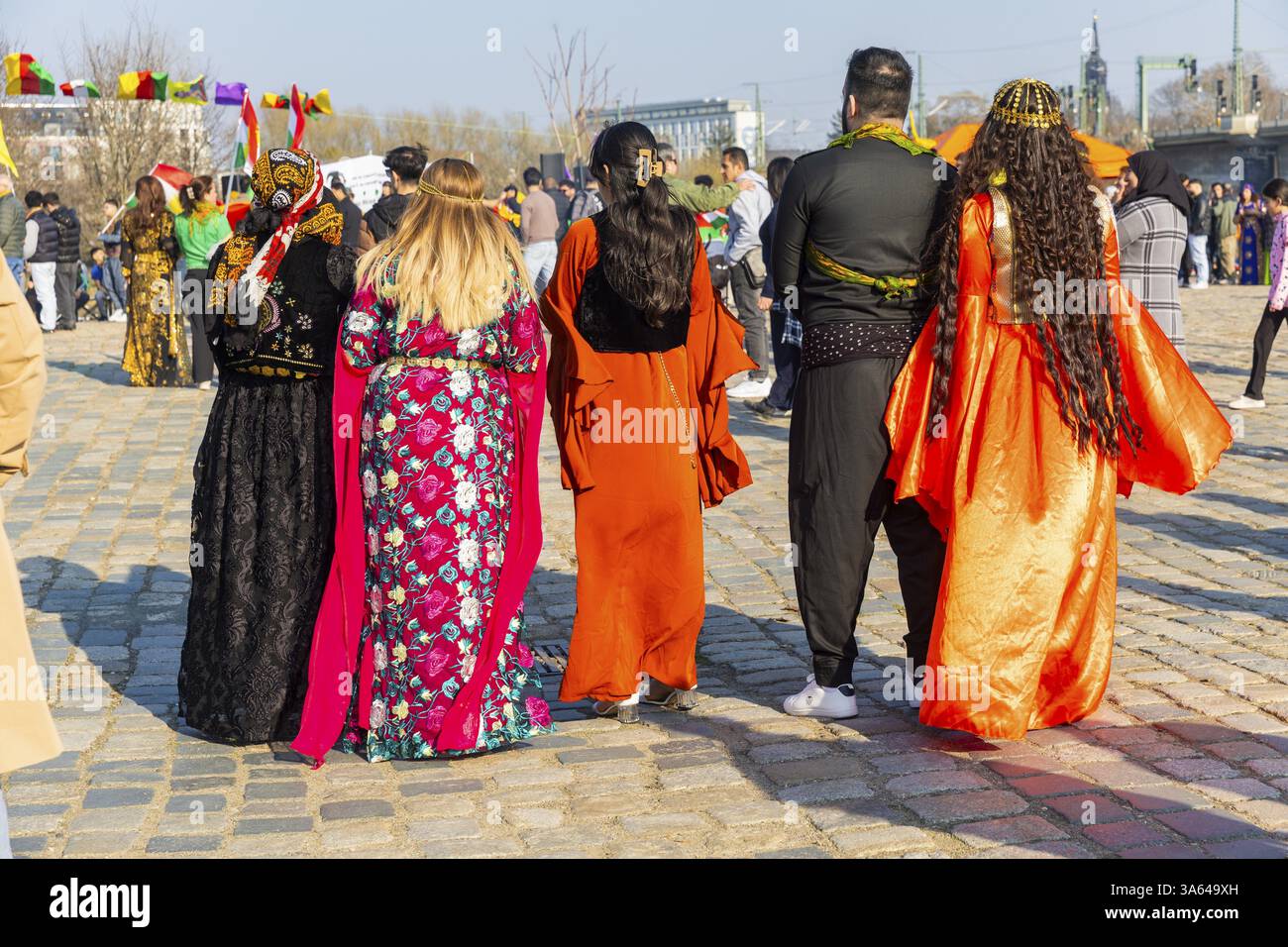 Le festival du nouvel an kurde Newroz, célébré le 21 mars, est né de l'esprit de résistance du peuple kurde et le symbolise encore Banque D'Images Le festival du nouvel an kurde Newroz, célébré le 21 mars, est né de l'esprit de résistance du peuple kurde et le symbolise encore Banque D'Images