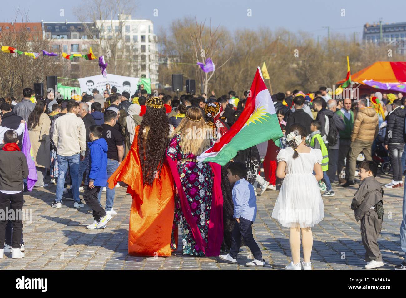 Le festival du nouvel an kurde Newroz, célébré le 21 mars, est né de l'esprit de résistance du peuple kurde et le symbolise encore Banque D'Images Le festival du nouvel an kurde Newroz, célébré le 21 mars, est né de l'esprit de résistance du peuple kurde et le symbolise encore Banque D'Images
