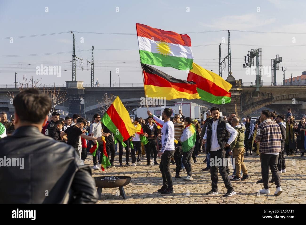 Le festival du nouvel an kurde Newroz, célébré le 21 mars, est né de l'esprit de résistance du peuple kurde et le symbolise encore Banque D'Images