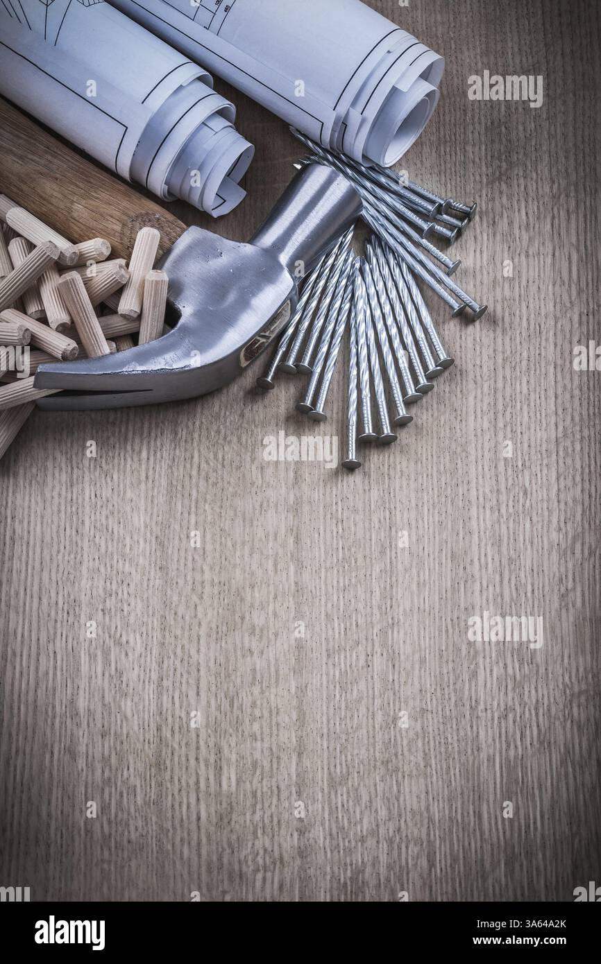 Dessins de construction pile de marteaux à griffes de chevilles et de clous en bois Banque D'Images