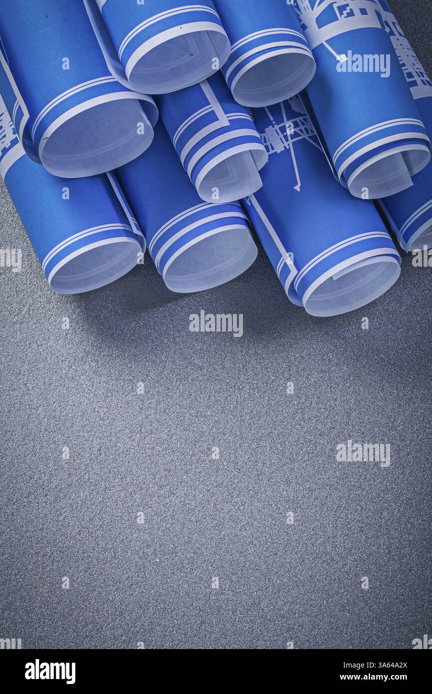 Composition de plans de construction laminés bleus sur le concept de maintenance de fond gris Banque D'Images