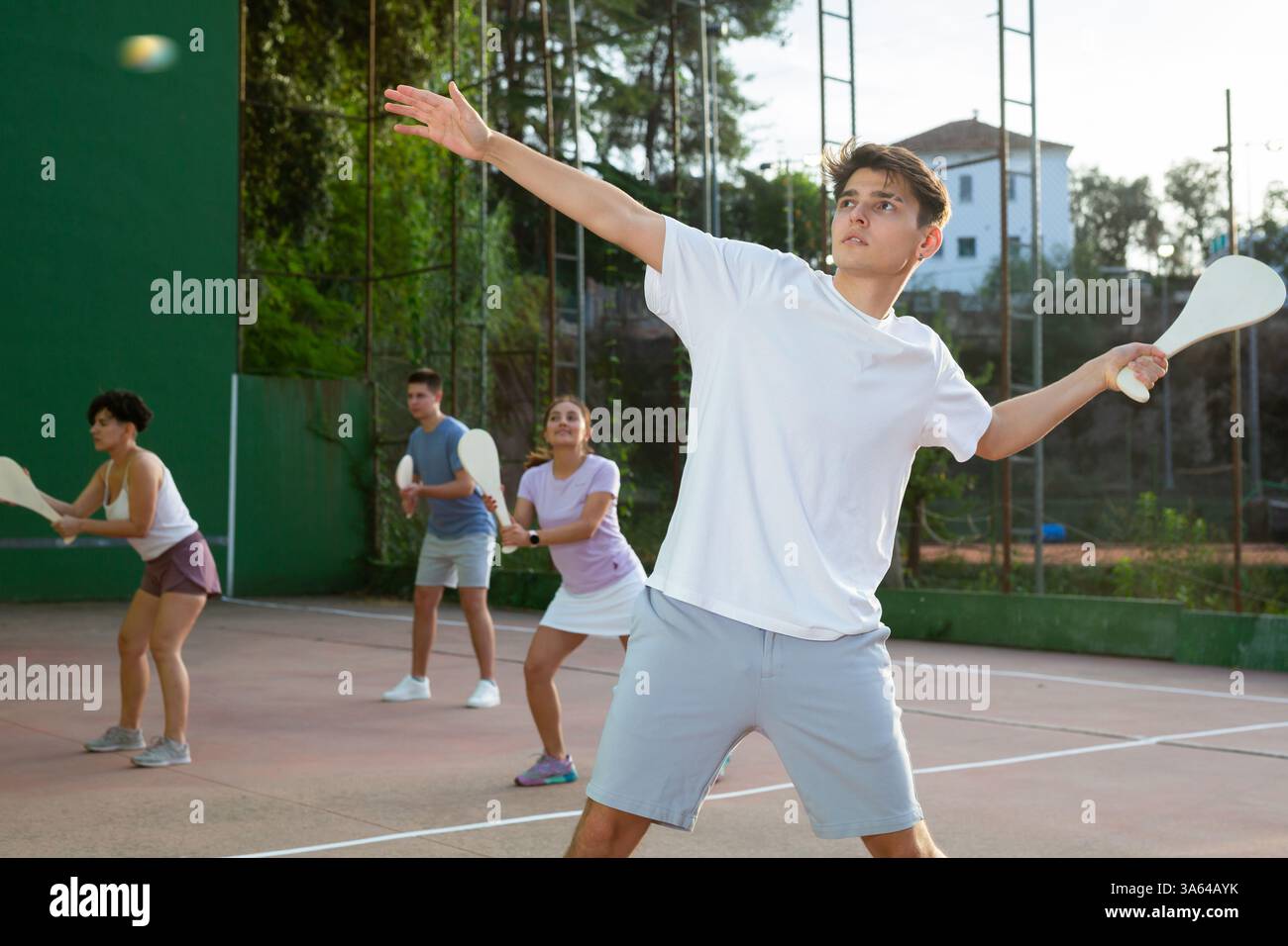 Jeune homme jouant pelota basque sur un terrain de pelota extérieur Banque D'Images