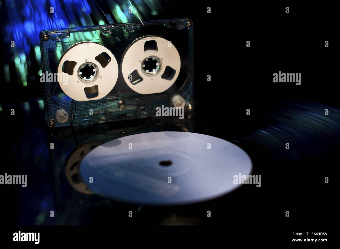 LP disque vinyle, cassette et disco lights on background Banque D'Images