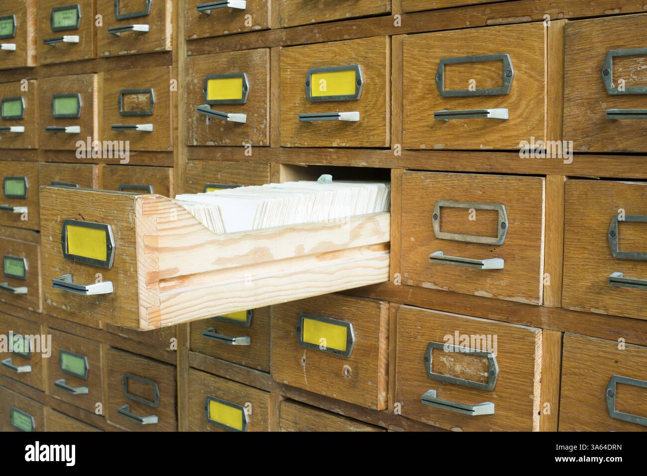 Ancienne archive avec tiroirs en bois Banque D'Images