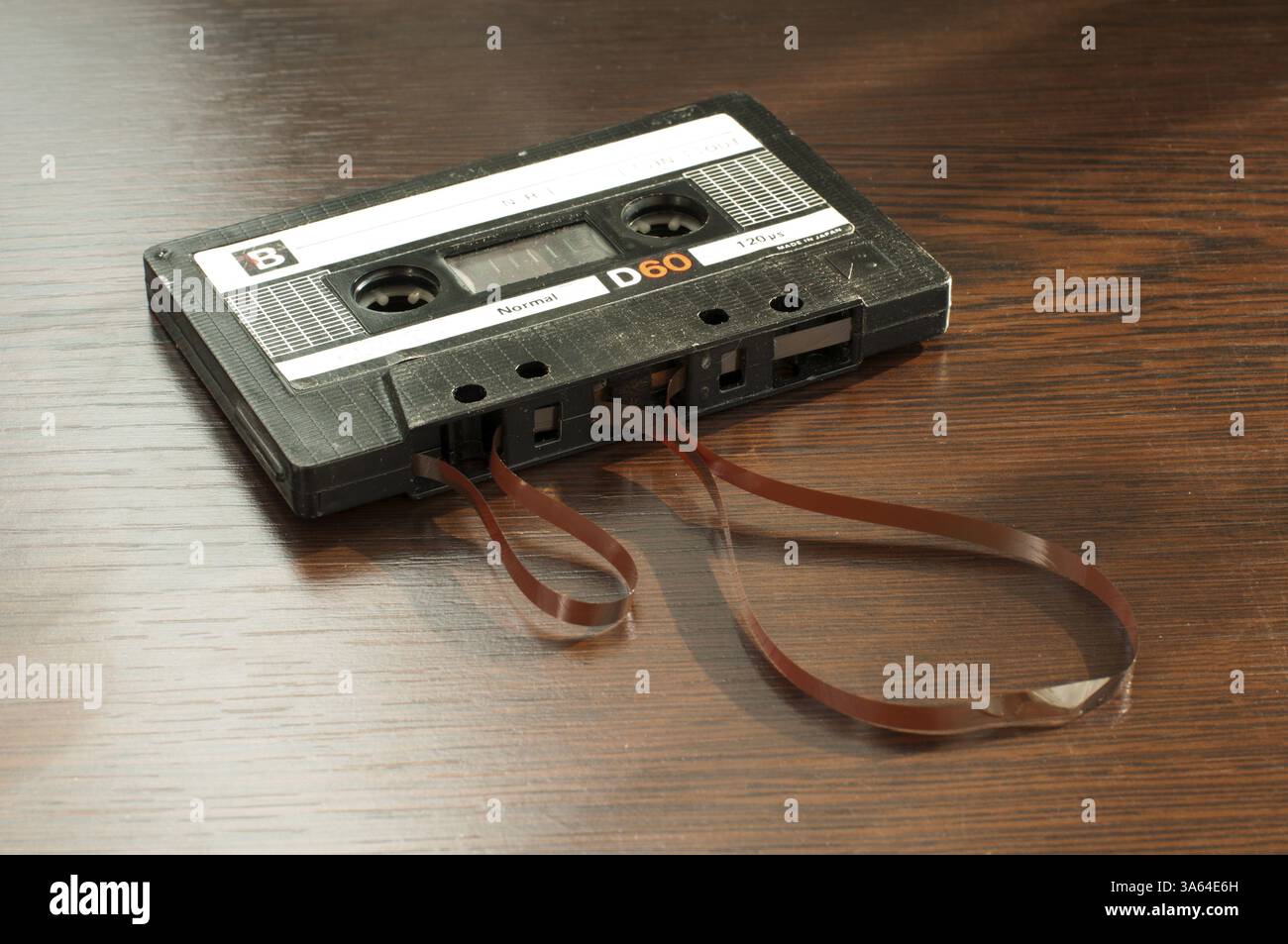 Une cassette audio avec soustrait la bande. Vieille cassette cassée Banque D'Images