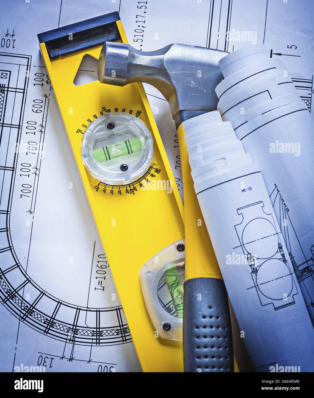 Niveau de construction roulé plans et concept d'entretien de marteau à griffe Banque D'Images