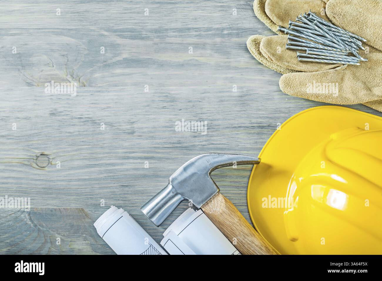 Casques de protection gants de protection griffe clous marteau bleus sur concept de construction de panneaux en bois Banque D'Images
