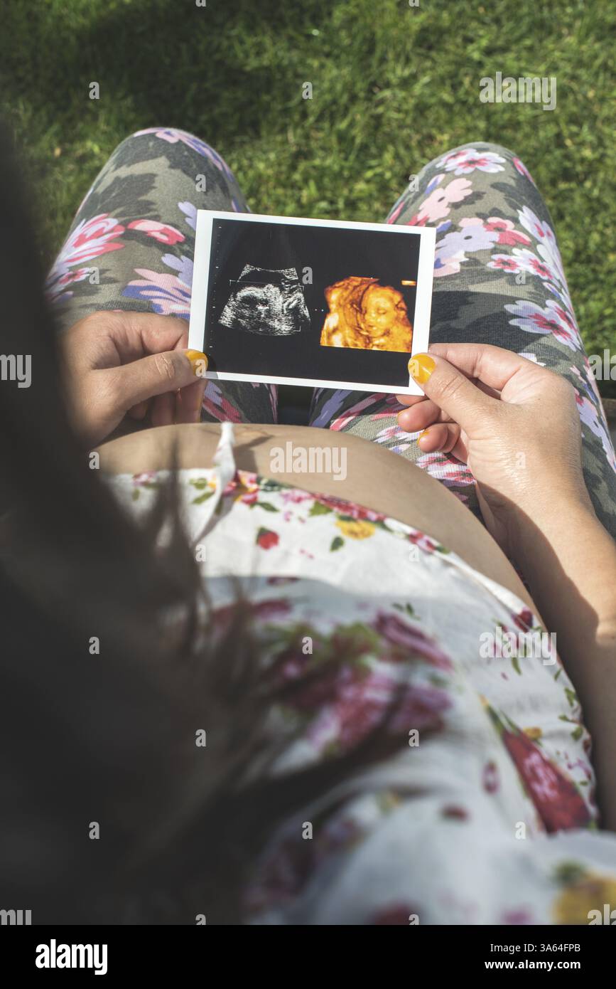 Les femmes enceintes image en attente d'utérus. La lumière du jour dans le jardin Banque D'Images