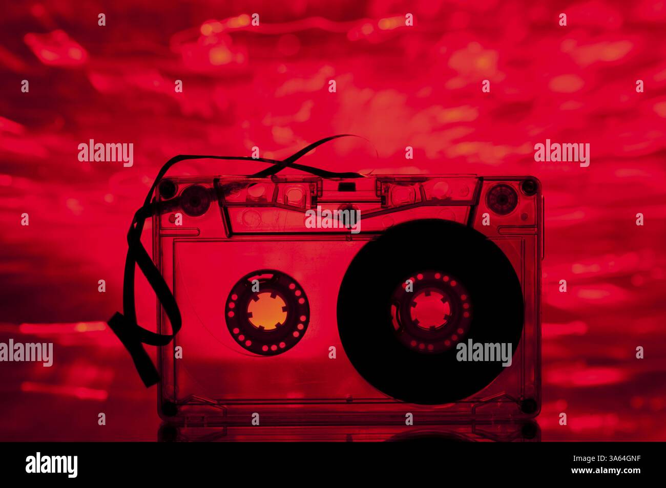 Cassette audio et lumières multicolores sur l'arrière-plan Banque D'Images