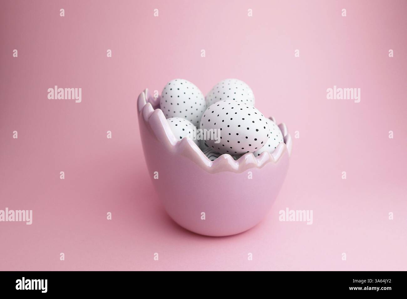 Oeufs de Pâques sur un fond rose. Vacances de pâques. Banque D'Images
