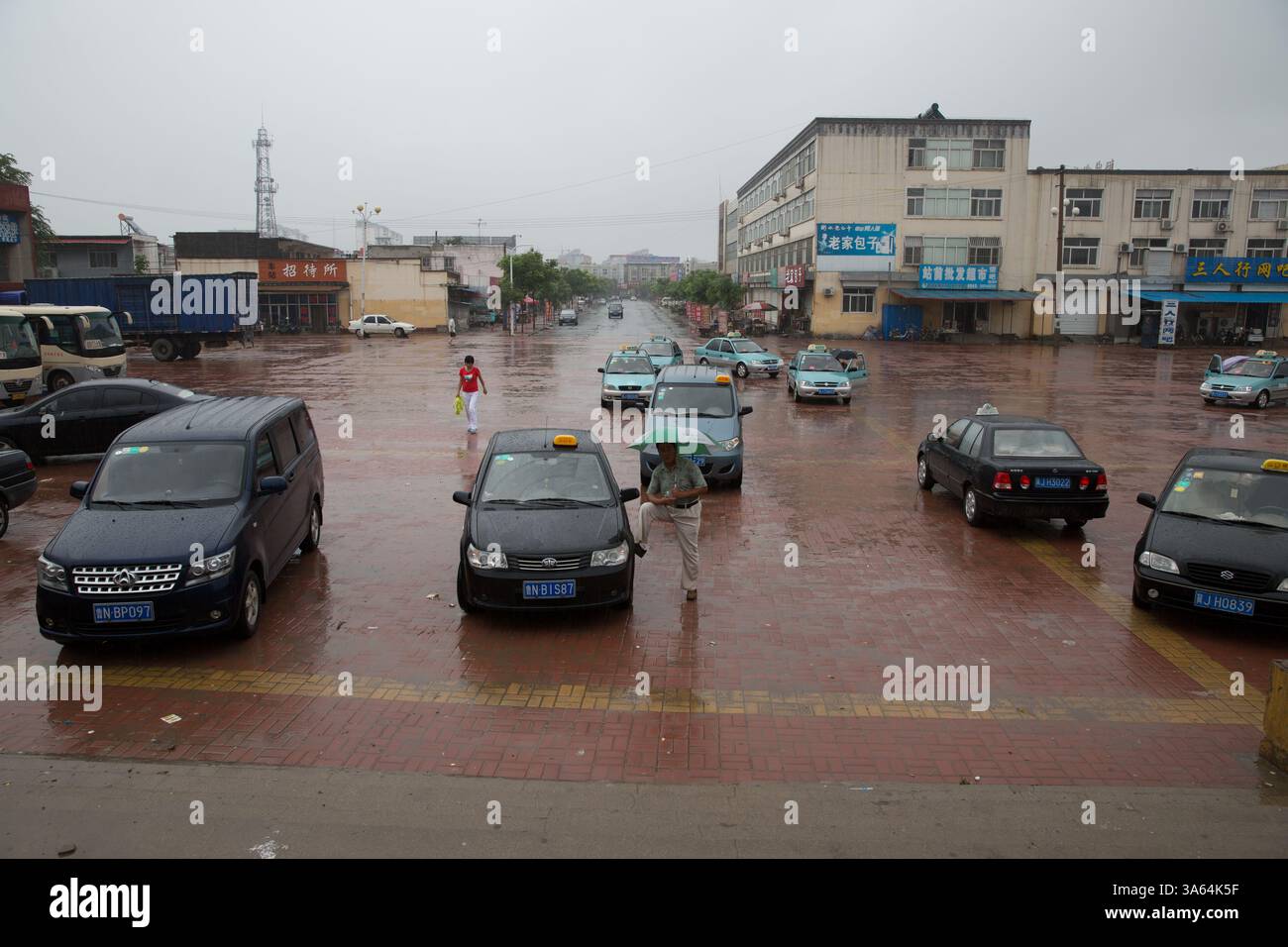 Voitures garées devant la gare de Wuqiao. Un groupe d'étudiants nigérians et égyptiens prennent un an pour étudier l'acrobatie au China Wuqiao Acro Banque D'Images