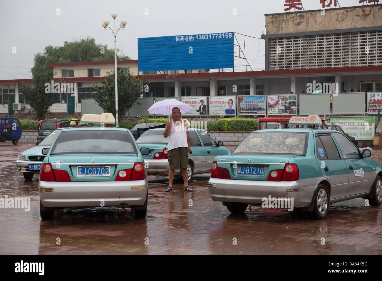 Voitures garées devant la gare de Wuqiao. Un groupe d'étudiants nigérians et égyptiens prennent un an pour étudier l'acrobatie au China Wuqiao Acro Banque D'Images