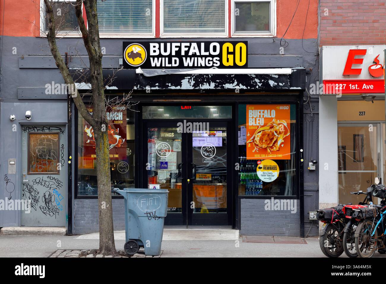 Buffalo Wild Wings Go, 225 1st Ave, New York, NYC vitrine d'une franchise de restauration rapide dans l'East Village de Manhattan. Banque D'Images