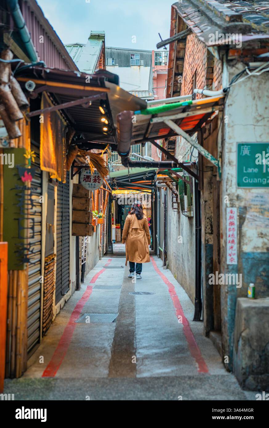 Un voyage éclatant : en attendant une mère faisant une promenade paisible dans la City Alley Banque D'Images