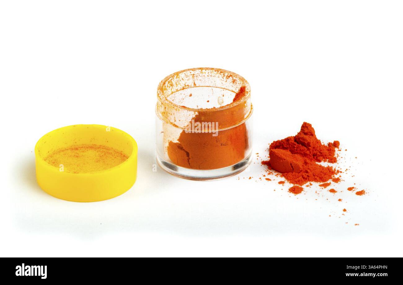 Pigment colorant alimentaire artificiel ou substances en emballage. Blanc isolé Banque D'Images