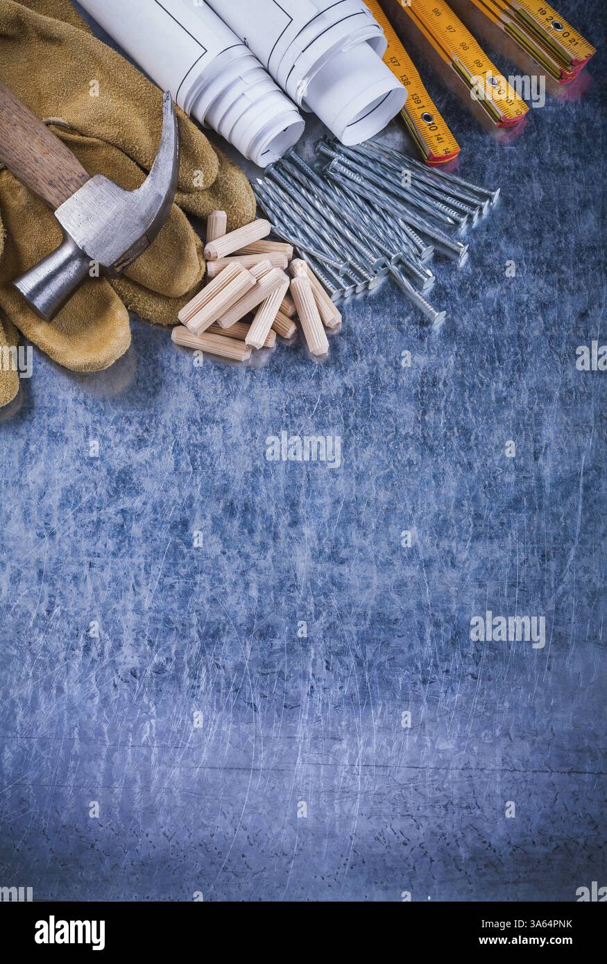 Plans de construction griffe marteau gants de sécurité mètre en bois clous métalliques et chevilles sur le concept d'entretien de surface métallique rayée Banque D'Images