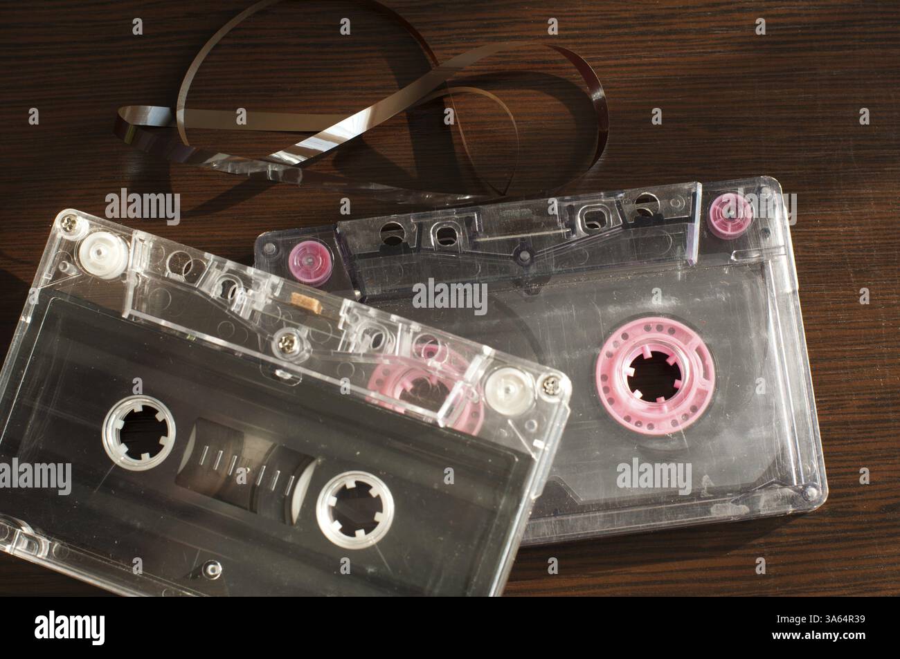 Des cassettes audio avec soustrait la bande. Vieille cassette cassée Banque D'Images