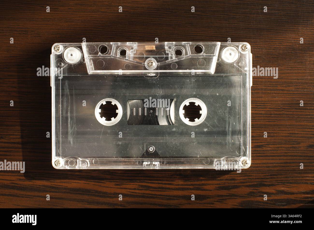 Une cassette audio. Fond de bois Banque D'Images