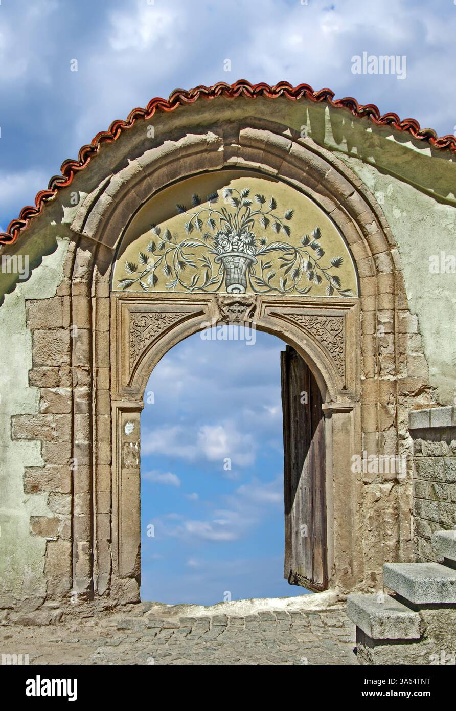 Porte ancienne en pierre isolé sur fond blanc Banque D'Images
